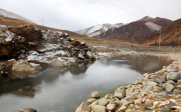 ����ɽ�ϵĺ�ˮ��΃��������ˮ���r��������